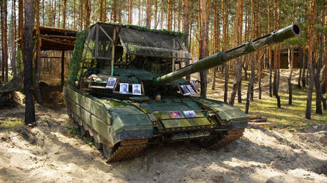 FOTOS: Tanquistas rusos colocan en sus carros imágenes de sus abuelos héroes antes de ir a combate