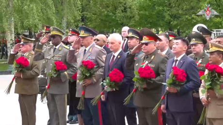 Ministros y delegados de Defensa de varios países depositan flores junto a la Llama Eterna en Moscú (VIDEO)