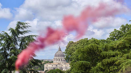 El reclamo detrás de la inédita 'fumata rosa' cerca del Vaticano