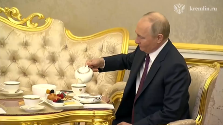 VIDEO: Putin y Xi disfrutan de un té durante su reunión en el Kremlin