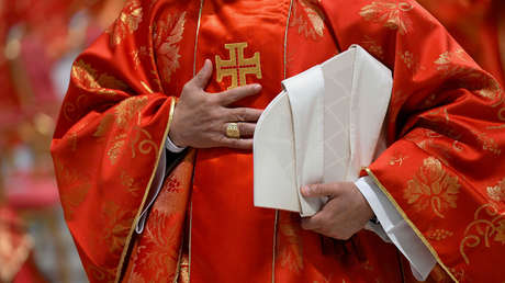 Puertas giratorias, aislamiento y un pastel prohibido: los secretos del 'menú' del cónclave