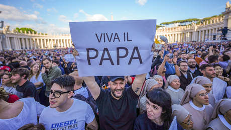 VIDEOS: Creyentes en la Plaza de San Pedro estallan de alegría al ver el humo blanco