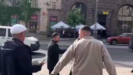 VIDEO: 'Diputado' borracho intenta acercarse a Zelenski en el centro de Kiev