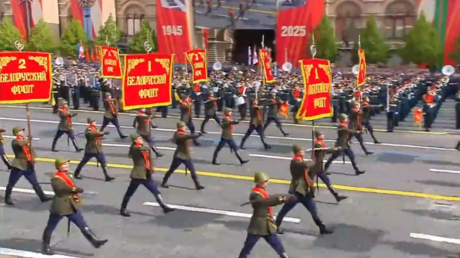 VIDEOS: Unidades con estandartes de las tropas de la Gran Guerra Patria cruzan la Plaza Roja de Moscú