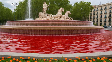 "Basta al genocidio del pueblo palestino": Tiñen de rojo una importante fuente de Madrid (VIDEO)