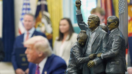 FOTO: Decoran el Despacho Oval con una estatua que representa el intento de asesinato contra Trump