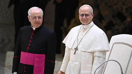 "Si al final aún quieren aplaudir, muchas gracias": El papa León XIV bromea en su primera audiencia con la prensa