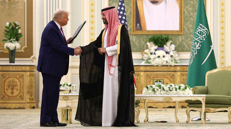 Trump firma acuerdos multimillonarios con Arabia Saudita