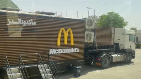 VIDEO: Arabia Saudita instala un McDonald's móvil por la llegada de Trump