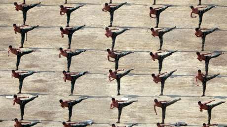 Militares de Pionyang rompen piedras con su cuerpo, practican tiro y muestran la potencia de sus tanques en fotos épicas