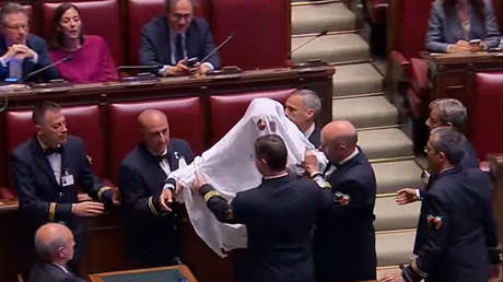 VIDEO: Un 'fantasma' irrumpe en el parlamento italiano y así reacciona Meloni