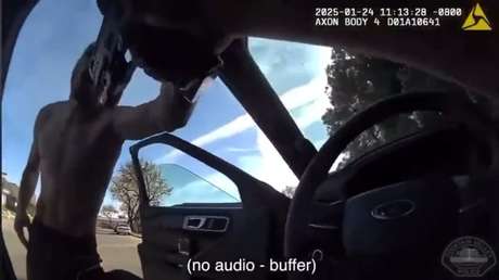 VIDEO: Policía suplica a un hombre que le arrebató su pistola que no le dispare