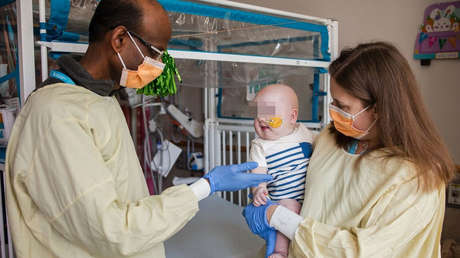 Un bebé, el primer paciente del mundo en recibir tratamiento de edición genética personalizada