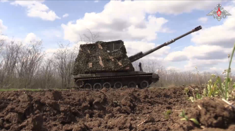 VIDEO: Obús autopropulsado ruso hace arder fortificaciones ucranianas