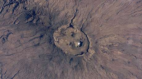Impactante imagen de la NASA revela antiguo lago salado en la cima de un volcán extinto