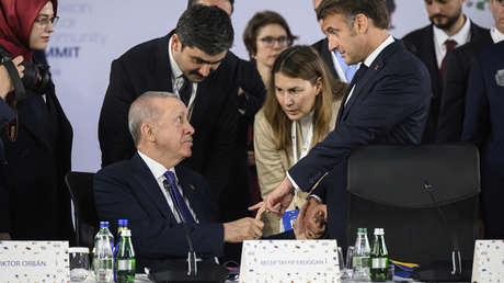 Erdogan 'atrapa' a Macron por el dedo en un bizarro video