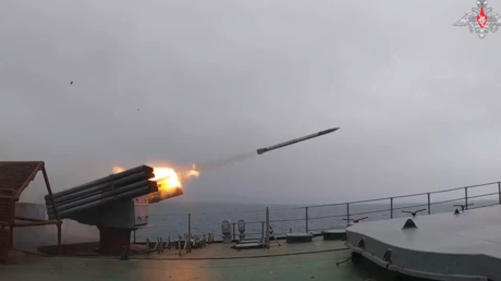 VIDEO: Un buque de asalto anfibio ruso practica disparos de artillería en el mar del Japón