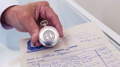 Platino y diamantes: así es el reloj de bolsillo de Al Capone que sale a subasta