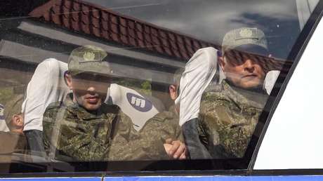 "Besaría el suelo": Primera reacción de militares rusos canjeados al regresar a la patria