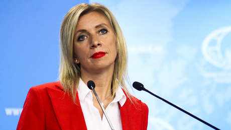 "Dios no le dio cerebro, tiene que trabajar con otros órganos": Zajárova sobre mofa de bandera rusa