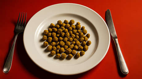 Le extraen casi 100 cálculos biliares tras años saltándose el desayuno