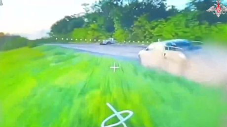 VIDEO: Impactos de precisión rusos contra un blindado ucraniano MaxxPro y una camioneta