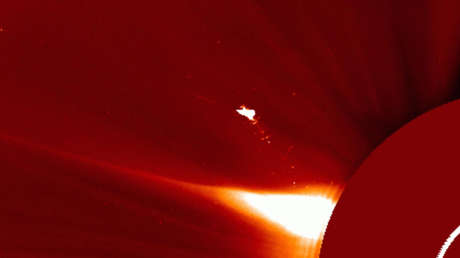 Observan cerca del Sol un "pájaro" de fuego más grande que la Tierra