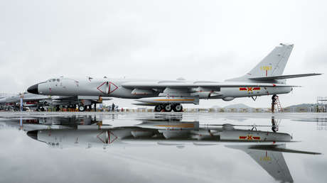 China despliega dos de sus bombarderos más avanzados en una isla en disputa