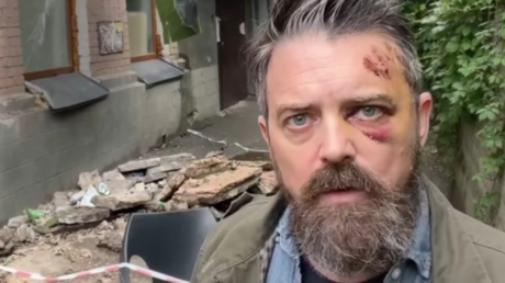 Se derrumba un balcón bajo un cineasta estadounidense en Kiev