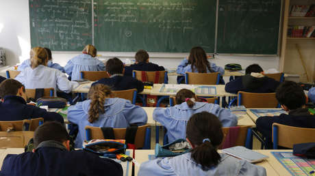 Un profesor de escuela católica grababa a menores en baños y abusaba de ellos en aulas