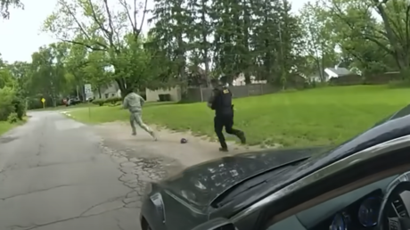 VIDEO: Intensa persecución termina en tiroteo con dos oficiales heridos