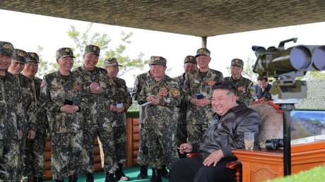 FOTOS: Kim Jong-un evalúa el poder de fuego artillero durante un ejercicio militar