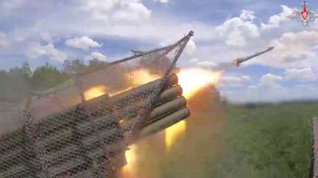 VIDEO: Artillería rusa arrasa posiciones y equipos enemigos