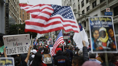 Corte Suprema permite a Trump revocar el estatus legal a 500.000 inmigrantes