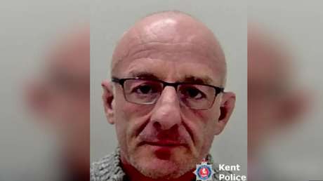 Asesino bromea con la Policía sobre su víctima: "Está debajo de mi cama en una maleta"