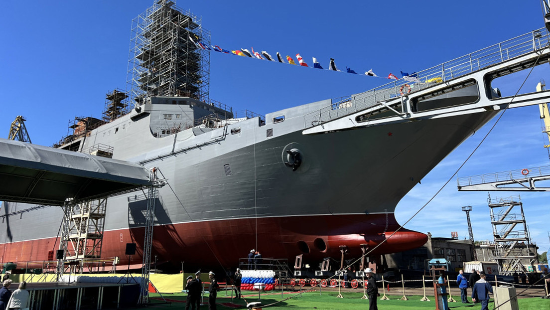 Rusia bota su novedoso y potente buque de asalto (FOTOS)