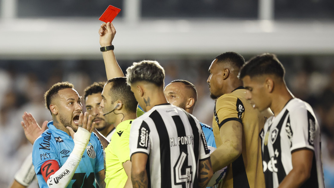 Neymar intenta 'mano de Dios' y es expulsado del juego (VIDEO)