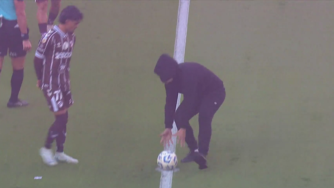 VIDEO: Encapuchado 'roba' el balón de la final del Torneo Apertura en Argentina