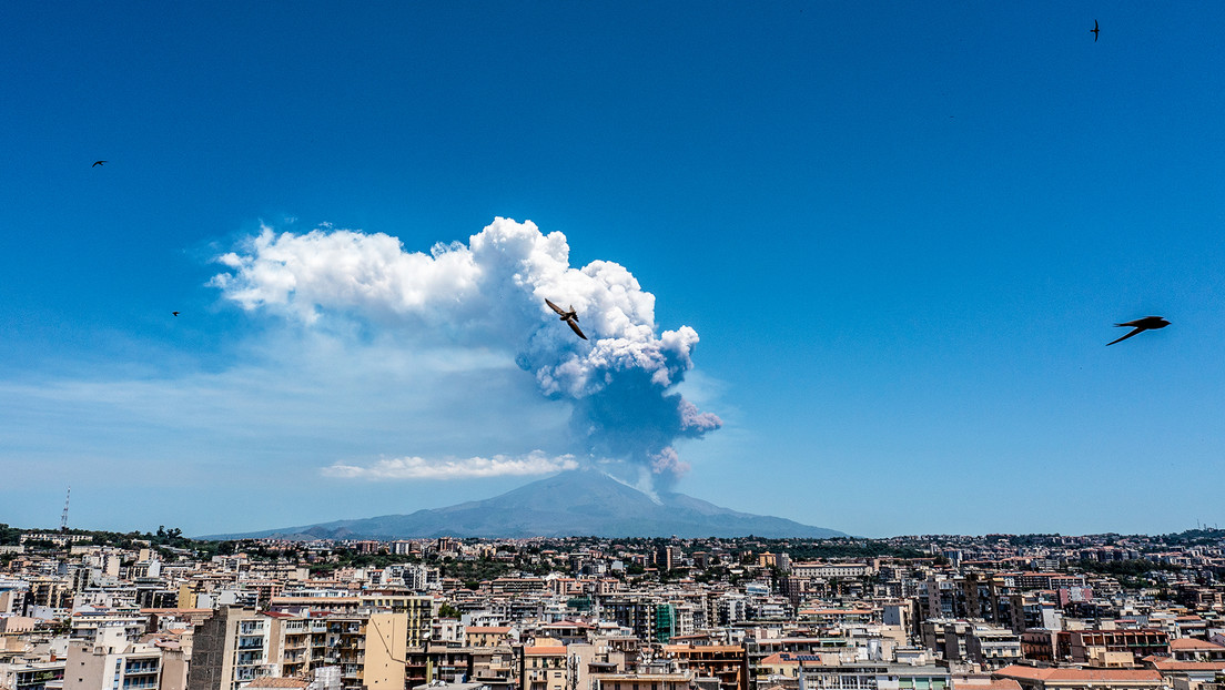 VIDEOS, FOTOS: El volcán Etna entra en erupción