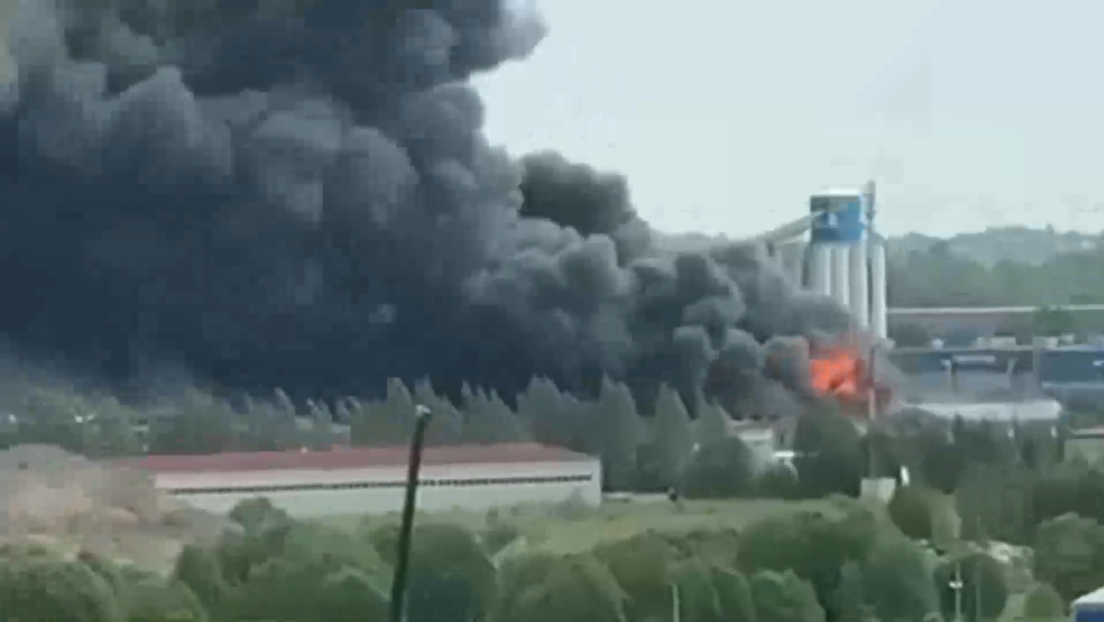 VIDEO: Gran incendio cerca de San Petersburgo cubre de humo negro el cielo