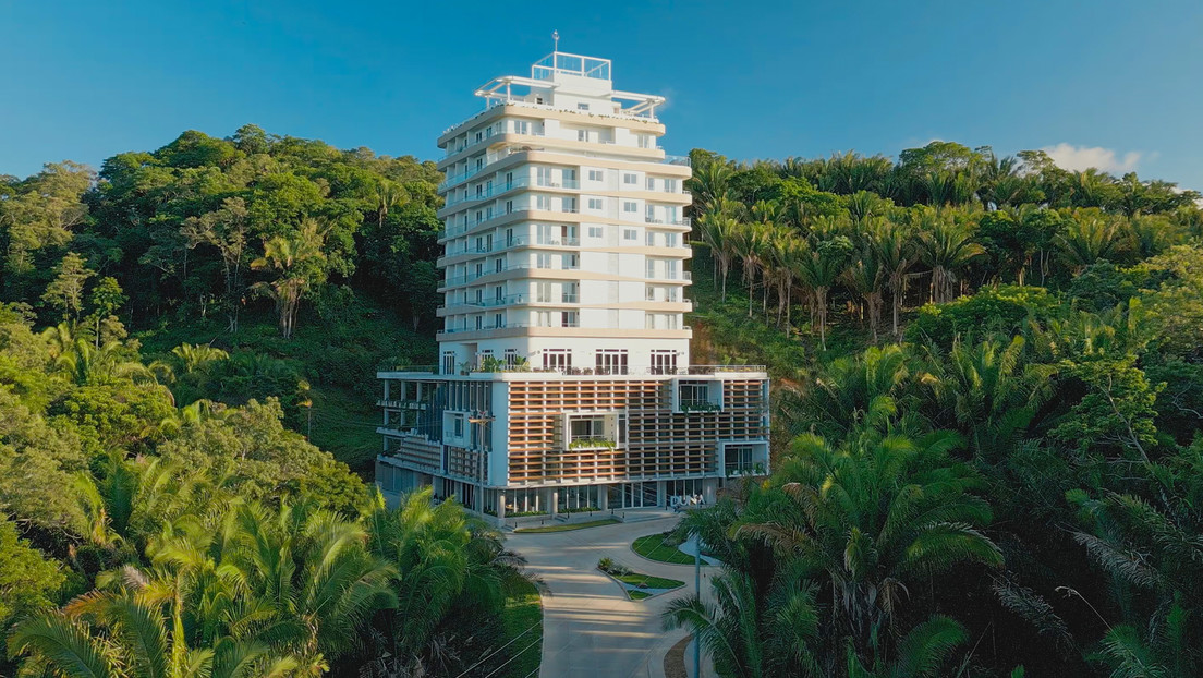 ¿Paraíso o enclave colonial? La isla sin ley para millonarios que amenaza a un país entero