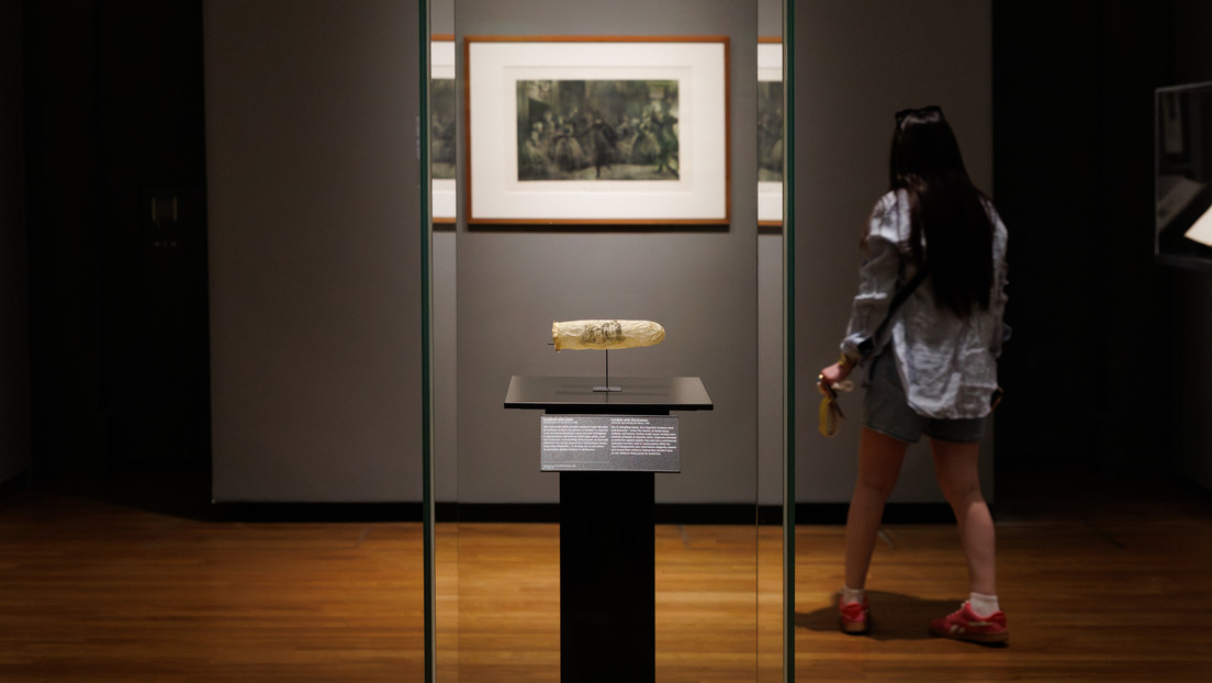 Exhiben un raro condón de casi 200 años con una provocativa escena erótica