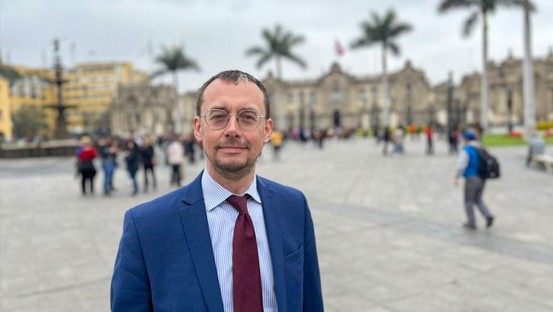 Robos, encierros y maltratos: las denuncias contra el "embajador tuitero" de Suecia en Chile