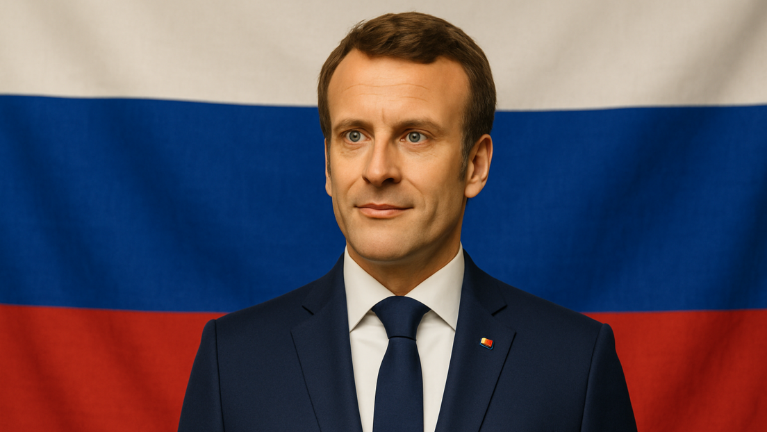 Roban una estatua de cera de Macron de un museo en París y la colocan frente a la Embajada de Rusia