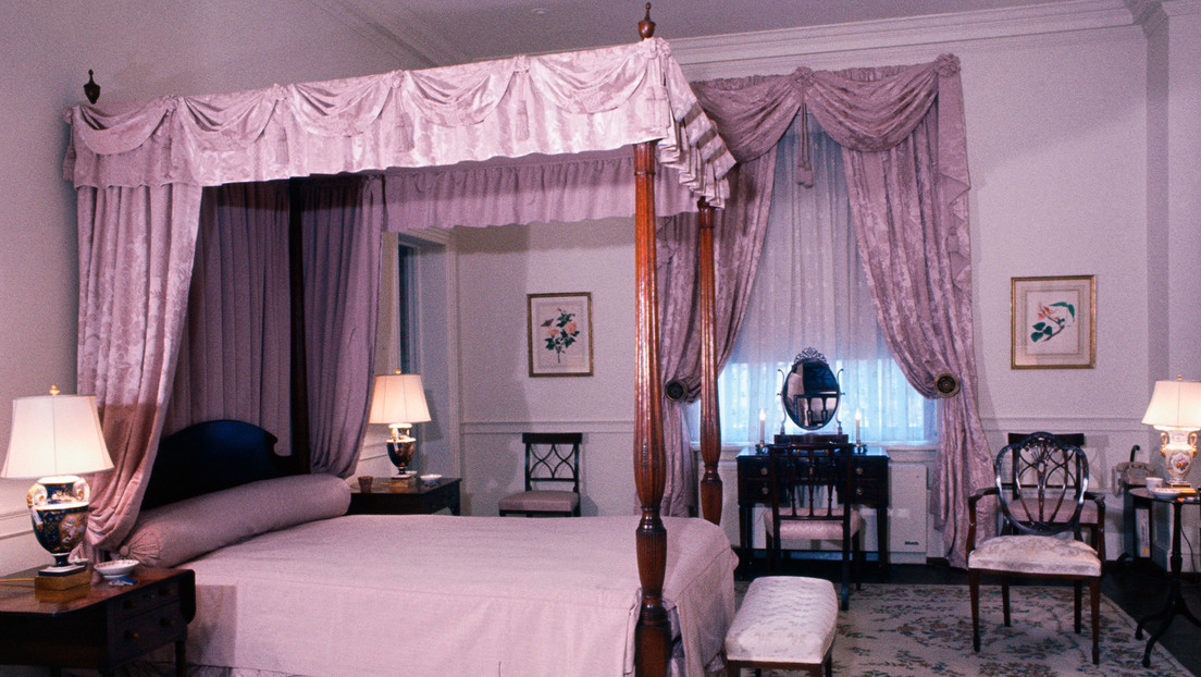 Trump aloja a Merz en la histórica Habitación Rosa, con una gran cama con dosel del siglo XIX