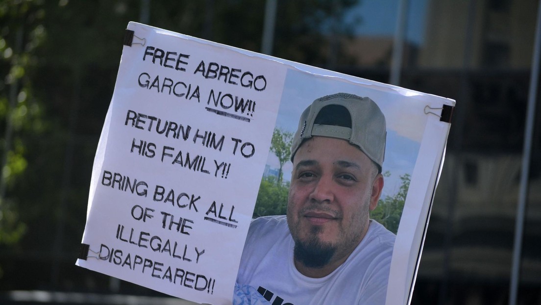 El migrante deportado por error regresa a EE.UU. para enfrentar cargos criminales