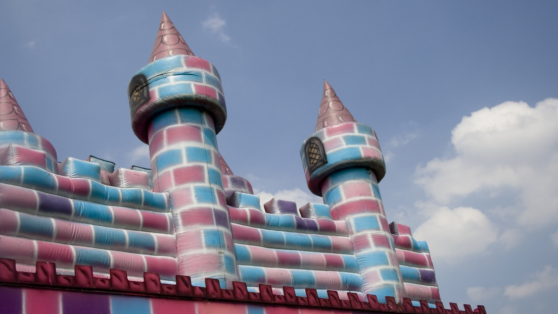 VIDEO: Adultos corren aterrados para atajar a niños que caen de un castillo hinchable arrastrado por el viento