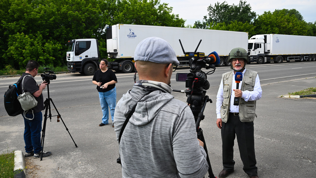 Periodistas extranjeros llegan al lugar del canje de cuerpos con Ucrania
