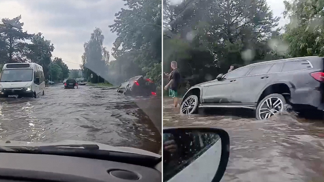 VIDEO: Un coche se hunde en una vía por aguacero cerca de Moscú
