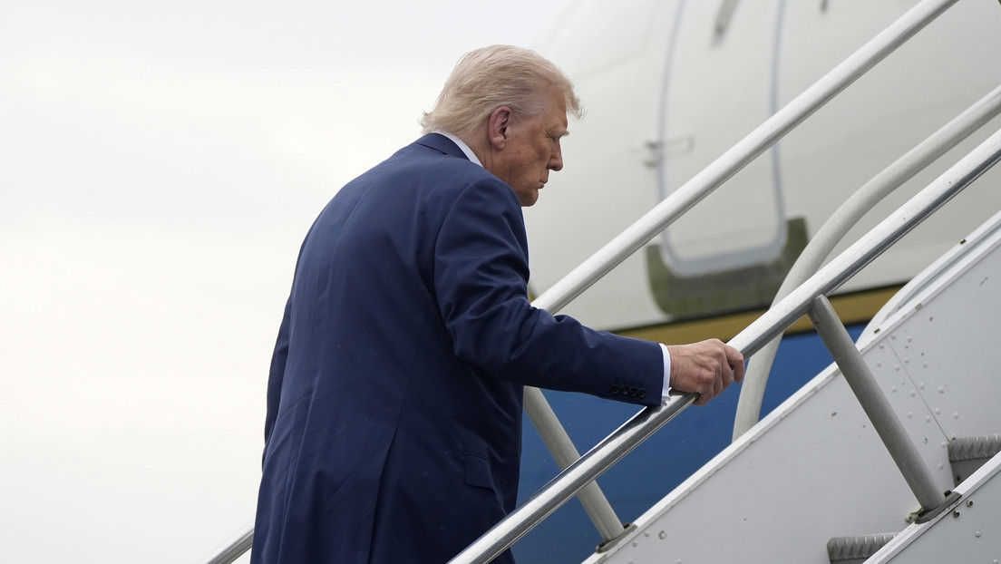 Trampa de la rampa: Trump revive un desliz de Biden subiendo al Air Force One (VIDEO)